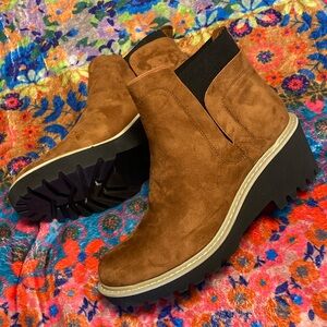 *NWOB* Women’s chestnut color mid heel bootie size 8.5